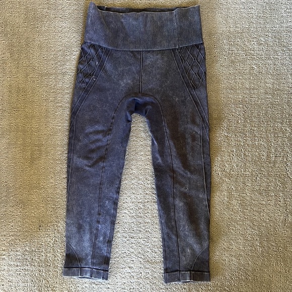 SOLDAthleta Yoga Pants Leggings Tights High Rise Cropped Small Medium EUC Purple - Picture 2 of 16